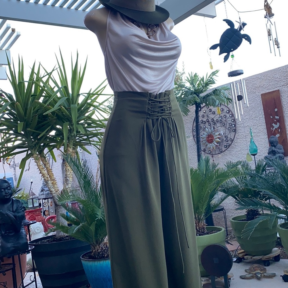 💚💚WIDE LEGGED HIGH WAISTED OLIVE GREEN PANTS💚💚